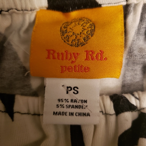 Ruby Rd women's PS black/white floral print pullover blouse. 885 - Picture 5 of 5